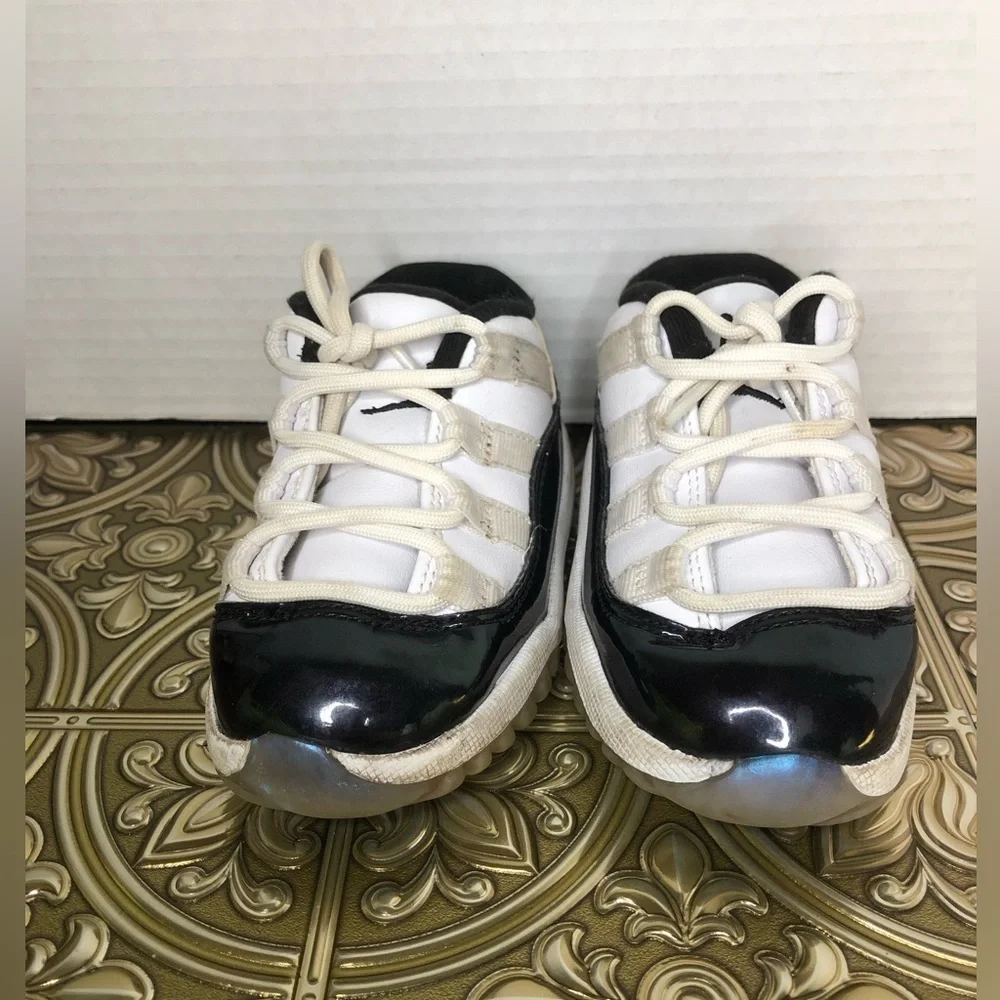 Jordan Kids Black and White Sneakers size 6C